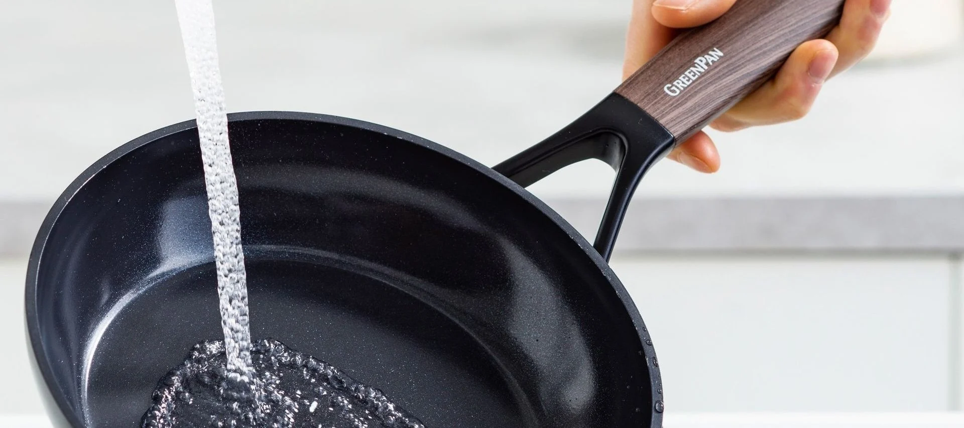 Rengör stekpannor, t.ex. Eco Smartshape-pannan från Greenpan, under rinnande vatten.