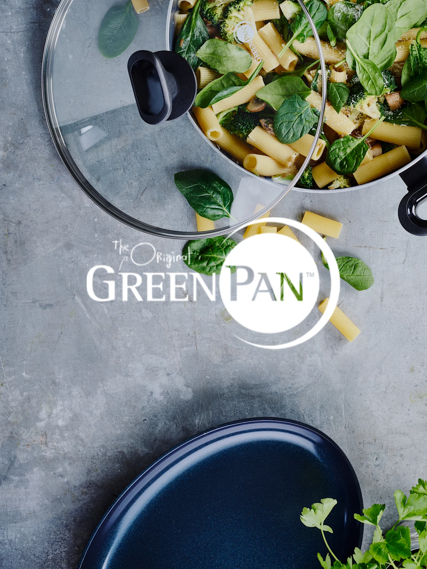 Pasta med spenat och broccoli i en panna, med glaslock och 'GreenPan'-logotypen synlig.