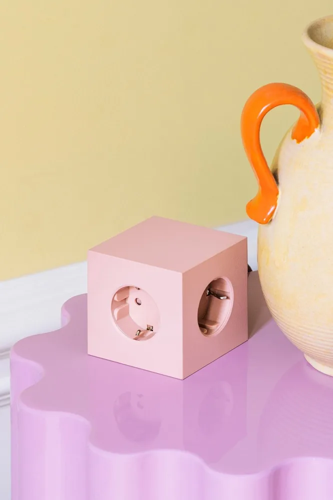 Vårens inredningstrender 2024 bjuder på färgstarka inredningsdetaljer, till och med ett grenuttag kan få vara i färg, här square grenuttag i rosa från Avolt.