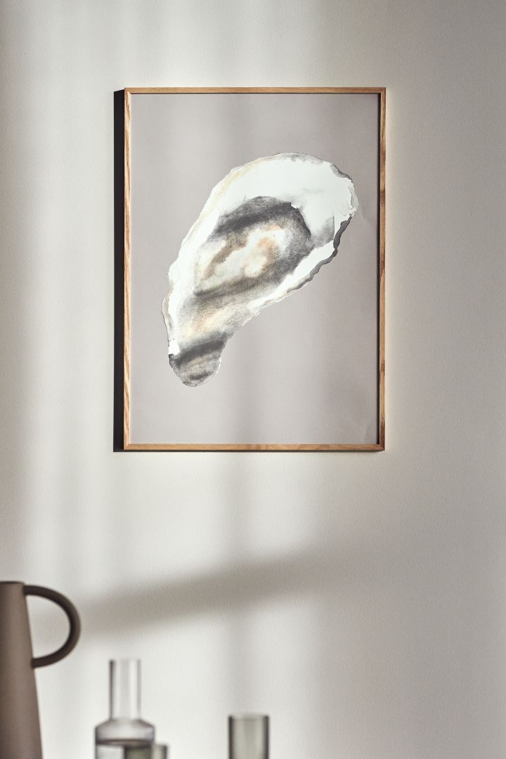 Inred enligt hösten inredningstrender 2022 med abstrakta former, här i en poster från Scandi Living med abstrakt motiv av ett ostron.