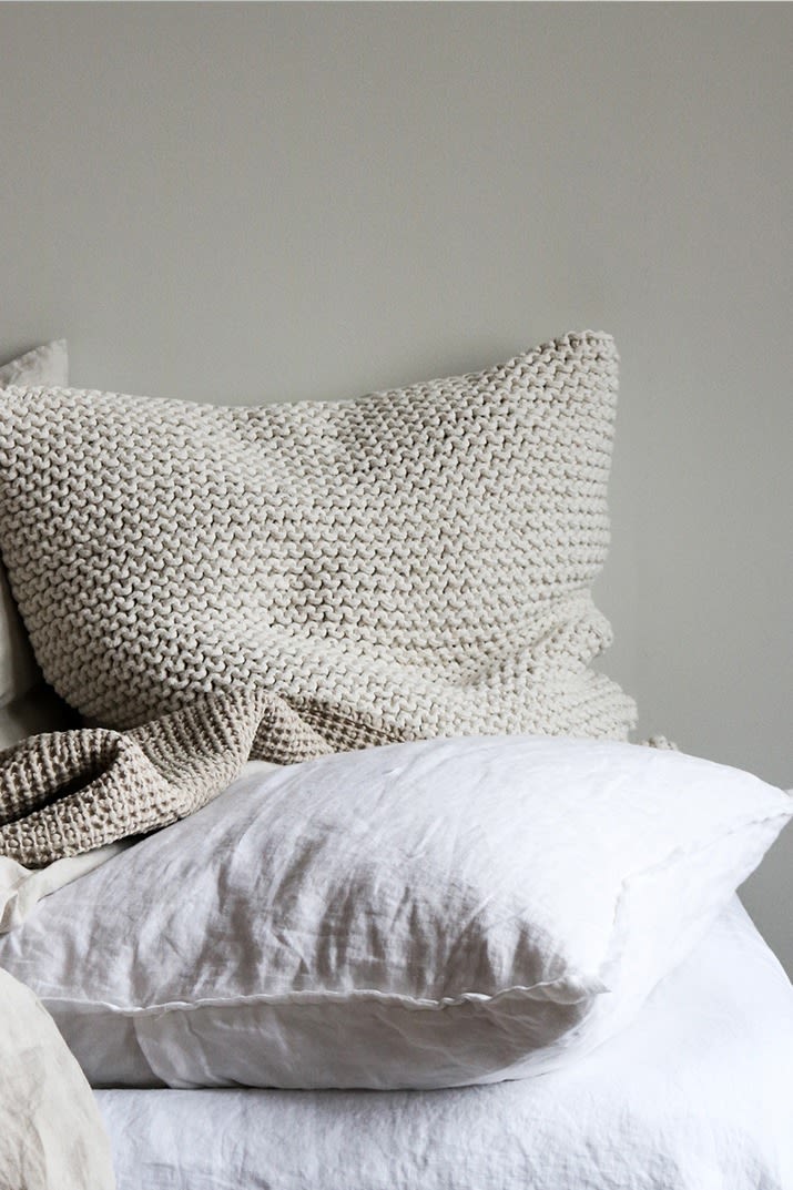 Skapa en rofylld känsla i hemmet med mjuka textilier från Tell Me More i krispigt vitt som vi ser mycket av inom inredning 2020.