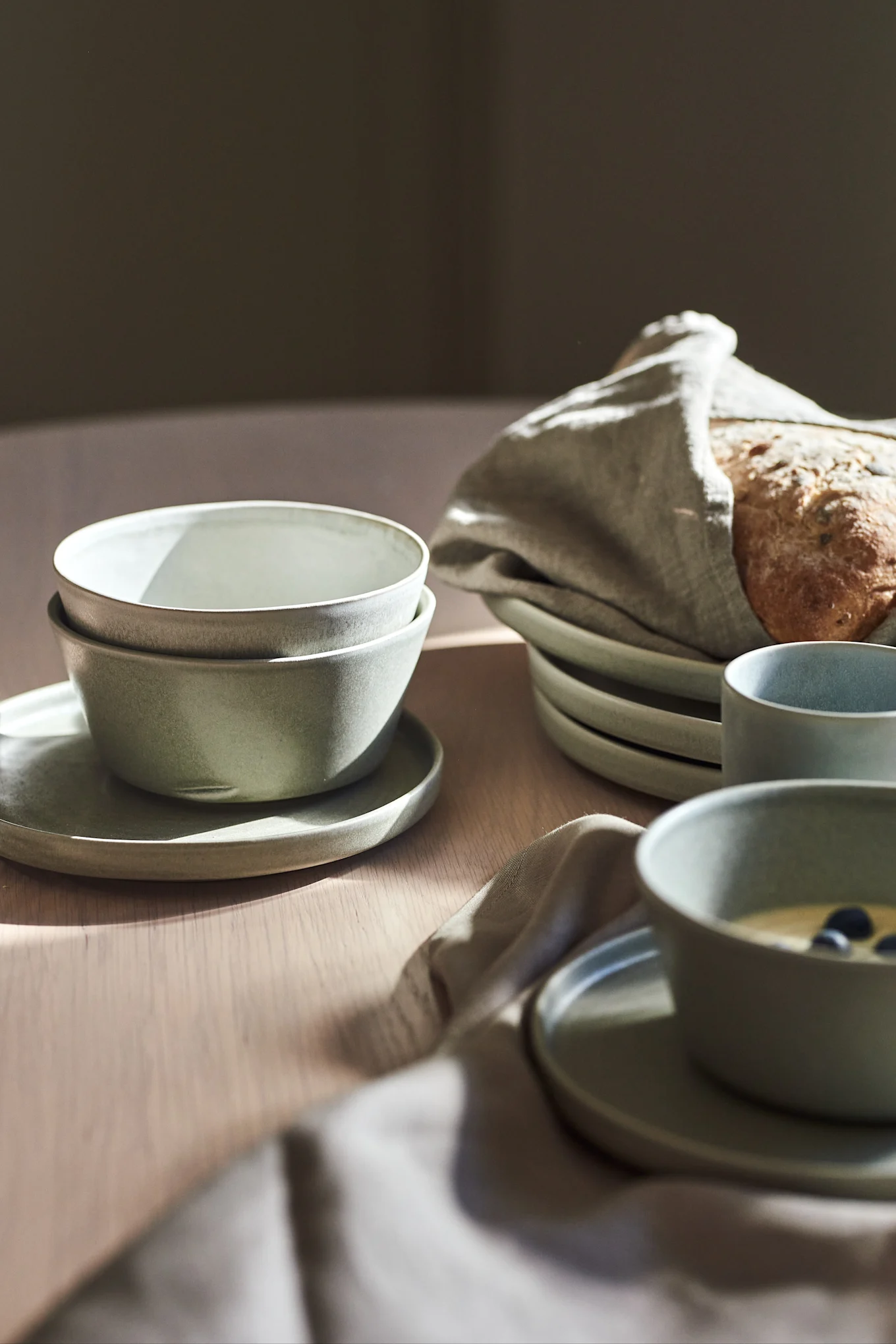 Mångsidiga skålar är perfekt tips på studentpresent och dessa ur serien Sandsbro från Scandi Living är fina både till vardags som till finare tillfällen. En stilren skål med rustik känsla, här i offwhite.