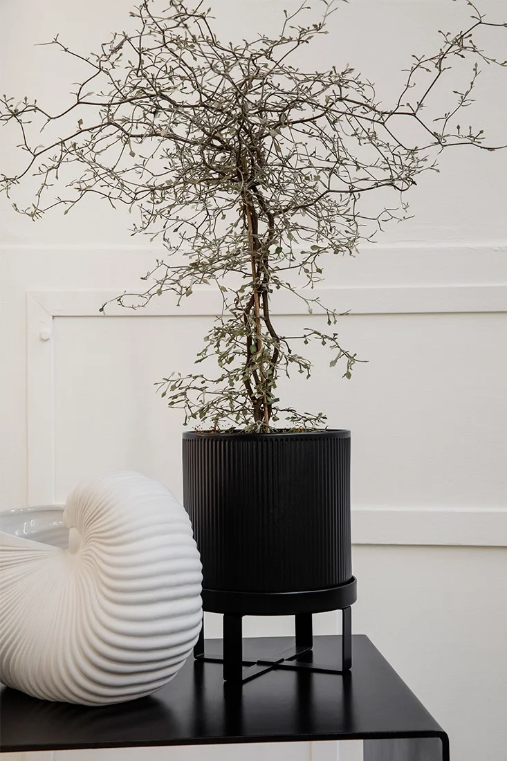 Bau kruka i svart och Shell vas från Ferm Living. 