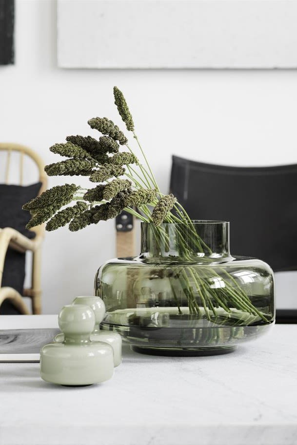En av höstens inredningstrender 2021 är trendfärgen grön där naturen är en stor inspirationskälla. Här ser du gröna Urna vas från Marimekko.