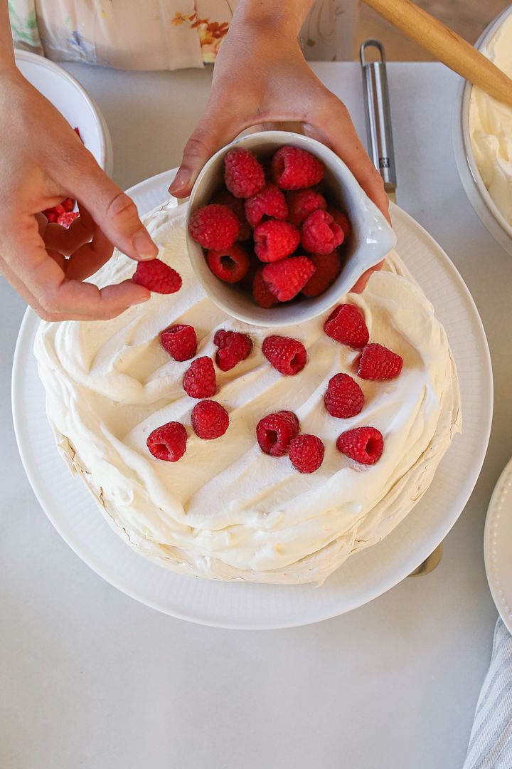 Frida Skattberg "Baka med Frida" bakar enkla tårtor till midsommar såsom denna krispiga och goda marängtårta med grädde och hallon på Rörstrand Swedish Grace tårtfat.