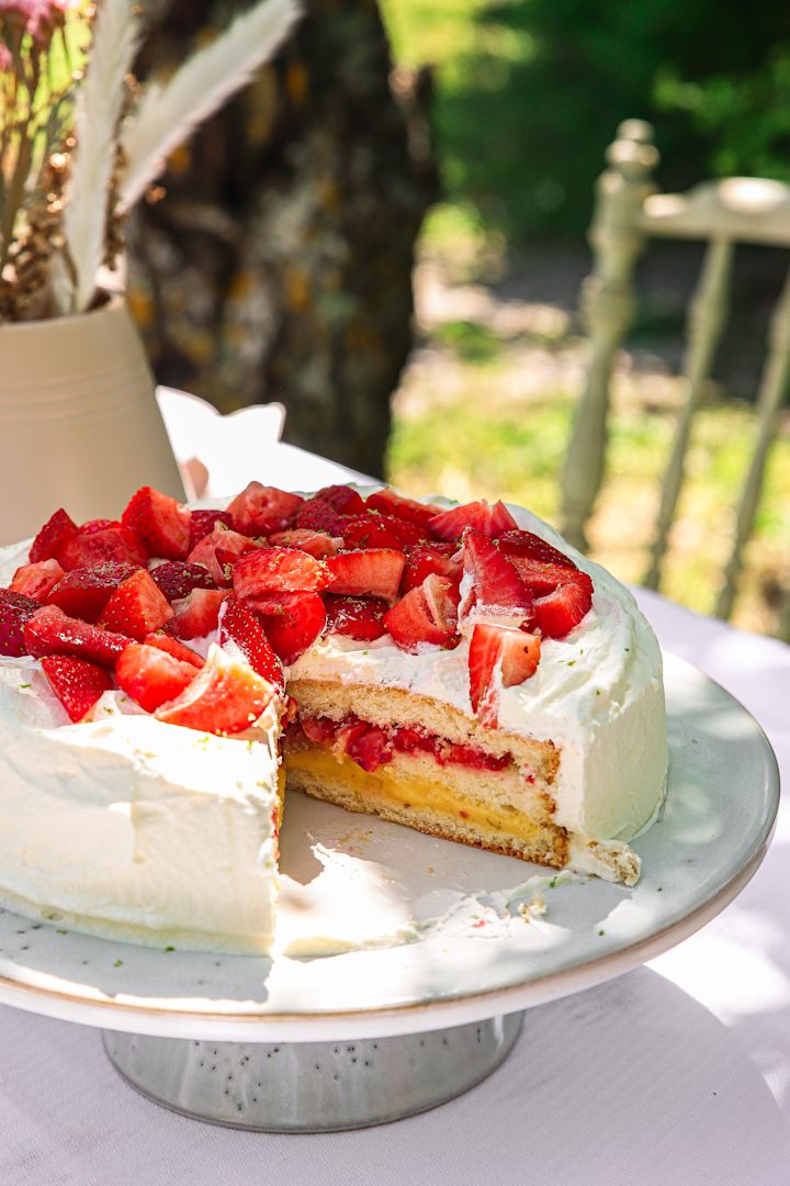 Frida Skattberg "Baka med Frida" bakar enkla tårtor till midsommar såsom denna klassiskt goda gräddtårta med vanlijkräm och jordgubbar på Broste Copenhagen Nordic Sand tårtfat.