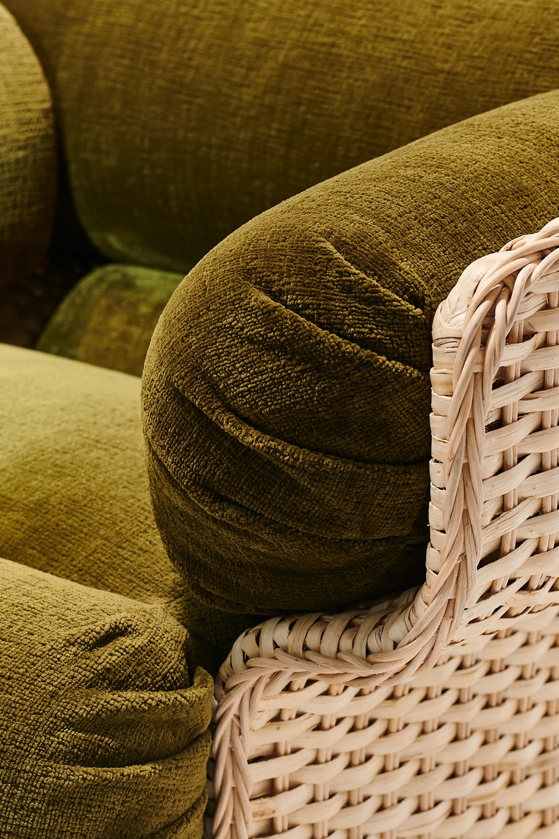 En fotölj i olivgrönt med bohemisk känsla som speglar inredningstrenderna 2026.