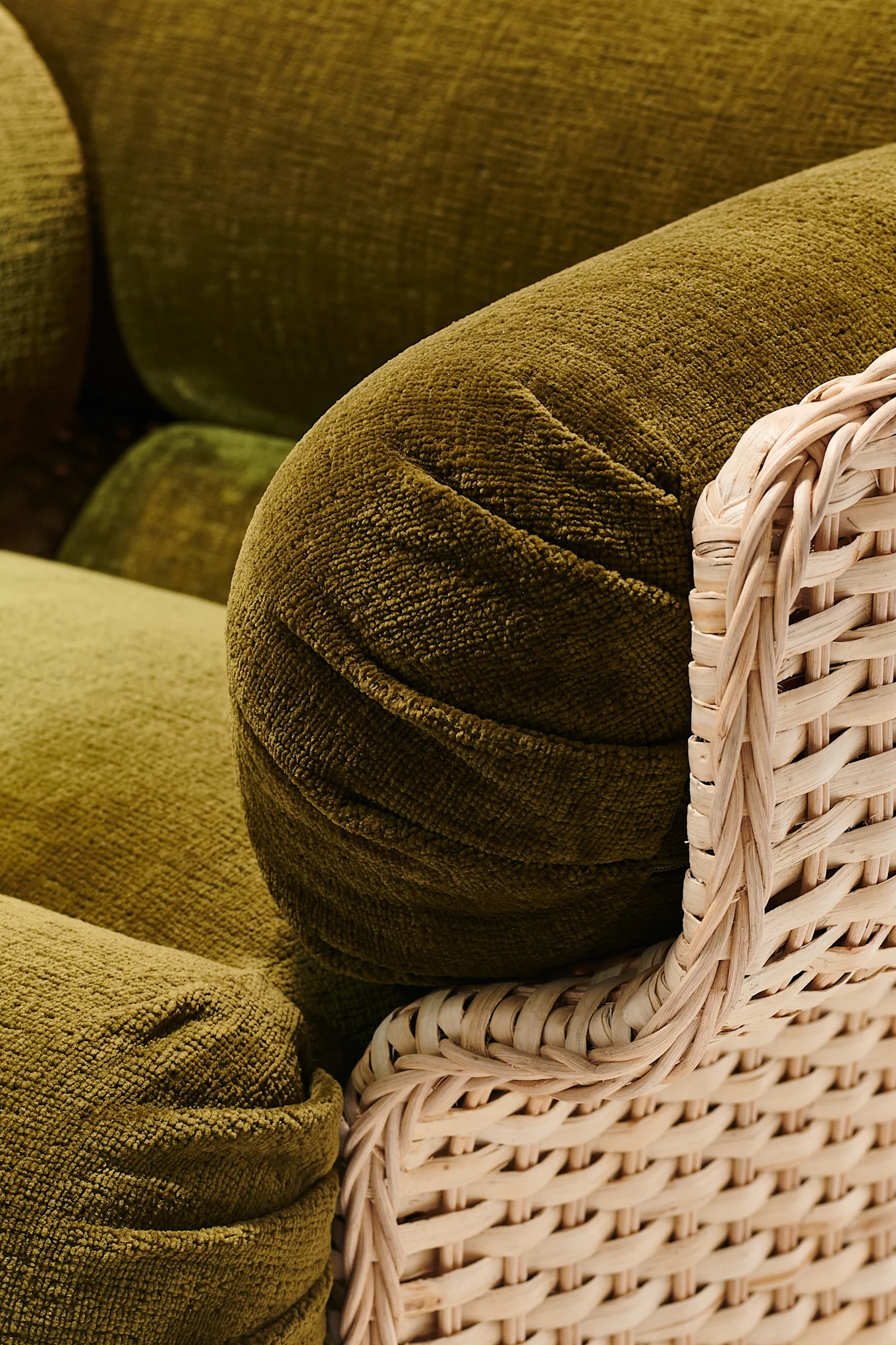 En fotölj i olivgrönt med bohemisk känsla som speglar inredningstrenderna 2026.