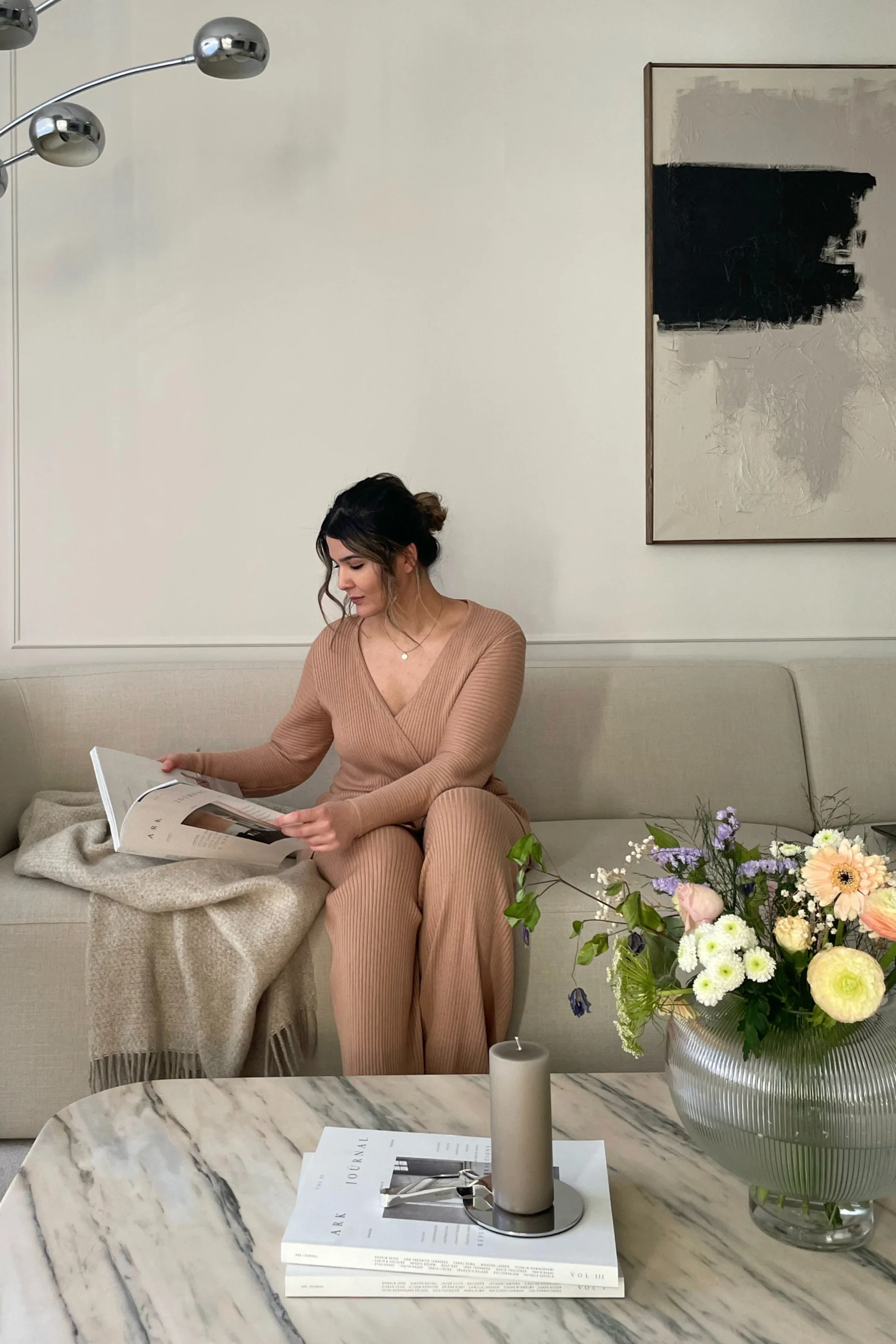 Influencern @homebynicky har gjort ”What I bought” vs ”How I styled it” och har stylat vardagsrummet med Sandstone ullpläd från Scandi Living tillsammans med Sphere vas från Ferm Living.