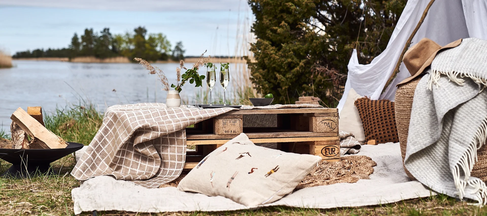 Glamping, en lyxigare version av camping, har blivit en trendig semesterfavorit.