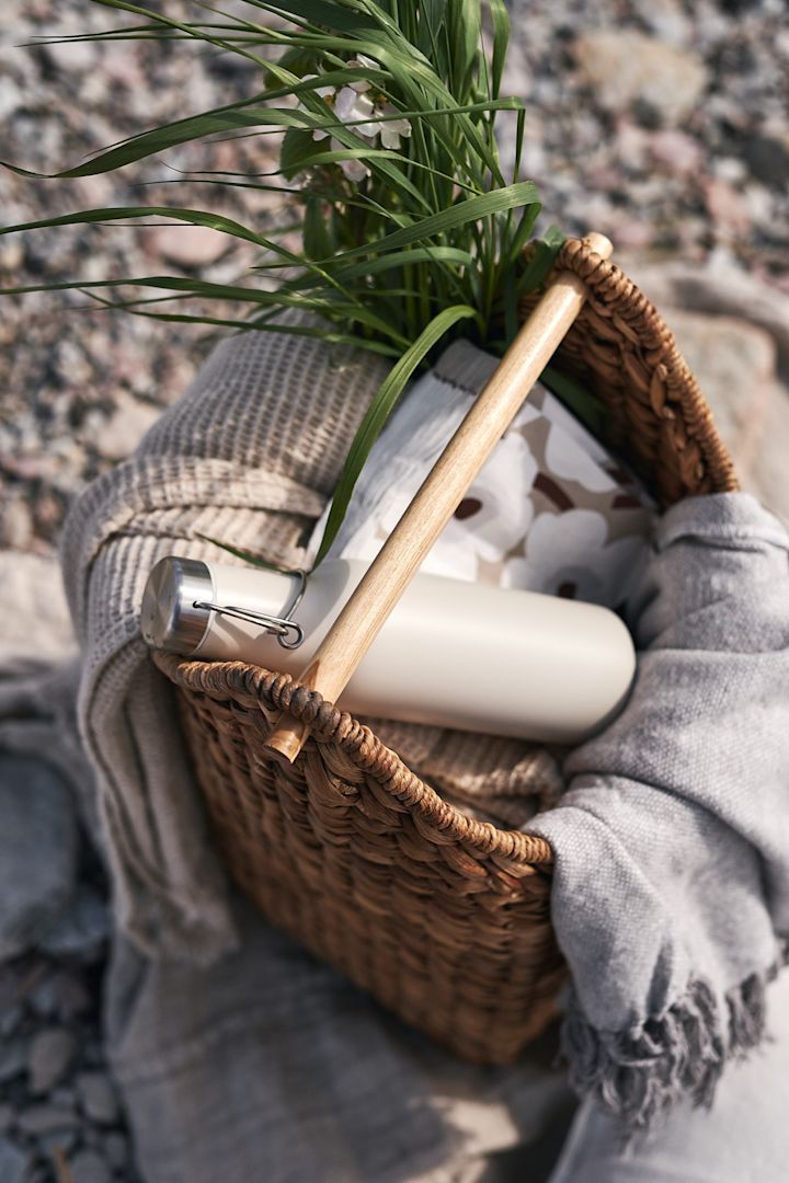Picknickkorg med termosflaskor i.
