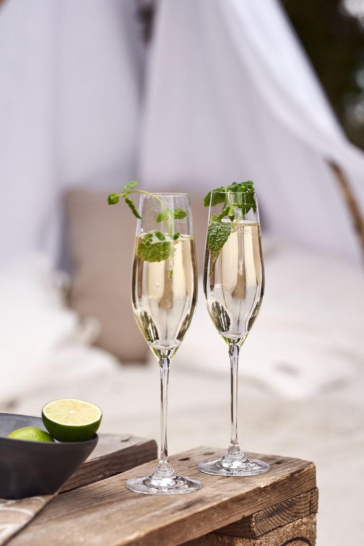 Ett festligt tips till kräftskivan är att bjuda gästerna på en drink med Prosecco, fläder och mynta serverat i fina Karlevi champagneglas från Scandi Living.