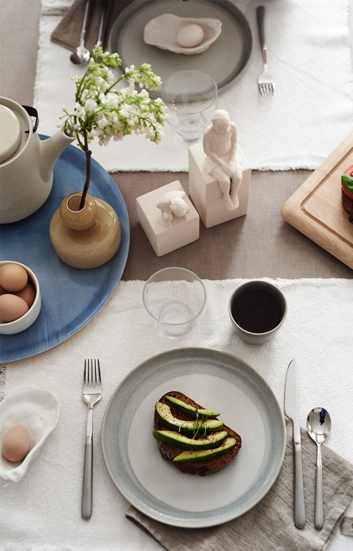 Frukostdukning med inspiration av trender 2019 där stengodstallrik från Paradisverkstaden kombineras med Gense Ehra bestick. 