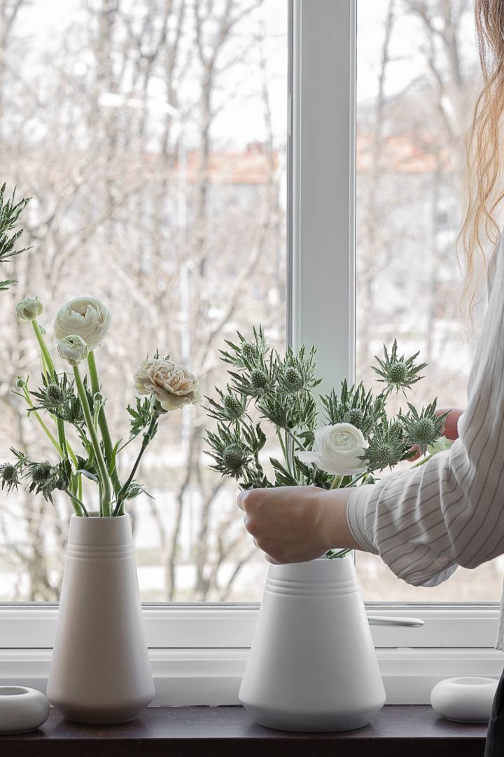 Inreda fönsterbräda – inspiration där Lines vaser från NJRD som är fyllda med snittblommor skapar en ombonad och inbjudande känsla.