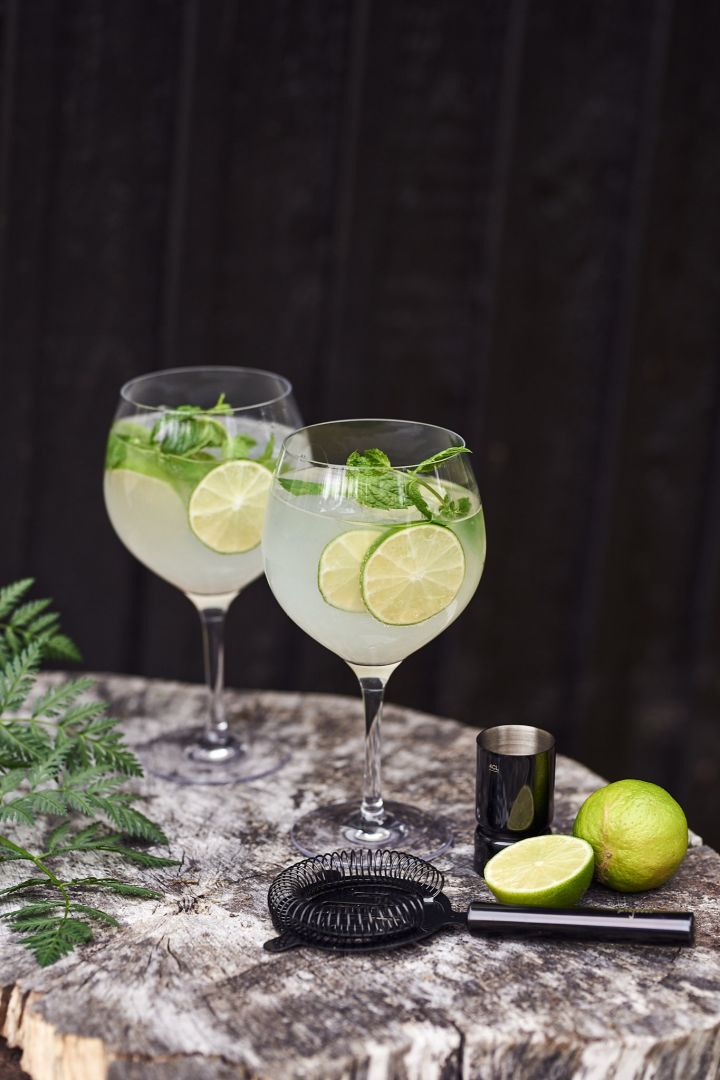 Enkla sommardrinkar – en Gin&Tonic garnerad med lime och mynta serverad i kupade G&T-glas från Orrefors. 