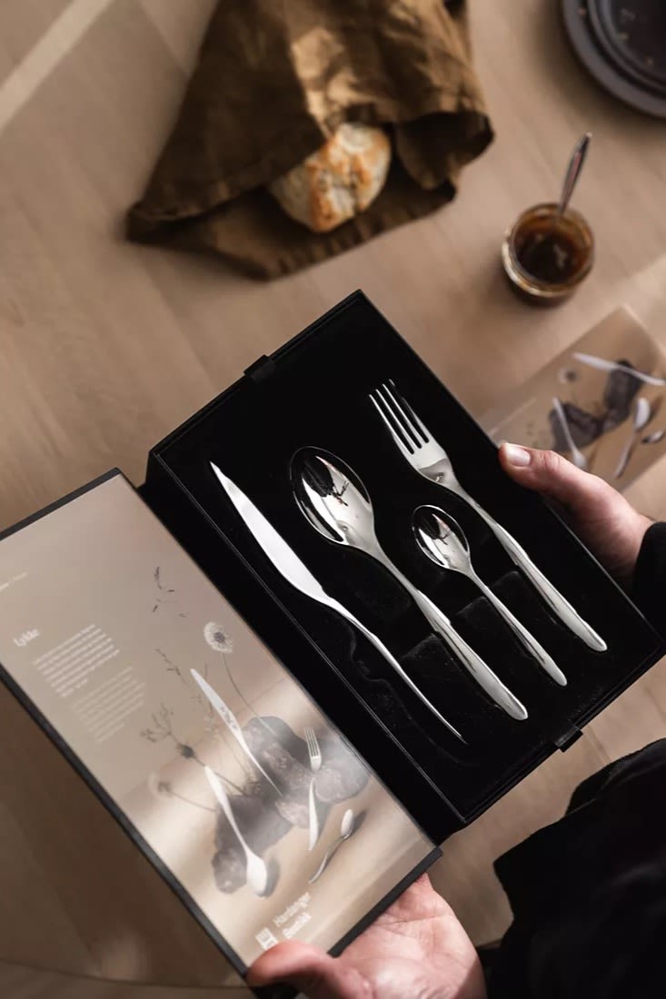 Ett bestickset i rostfritt stål är en fin bröllopspresent att ge bort, oftast kommer seten i fina förpackningar vilket gör det extra passande som bröllopsgåva. Här Lykke bestickset från norska Hardanger Bestikk.