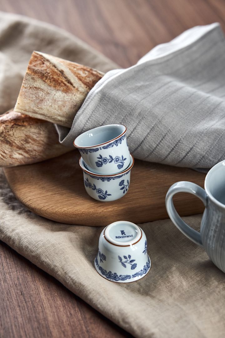 Söta äggkoppar från Ostindia, Rörstrand gör sig perfekta på en frukostdukning. 