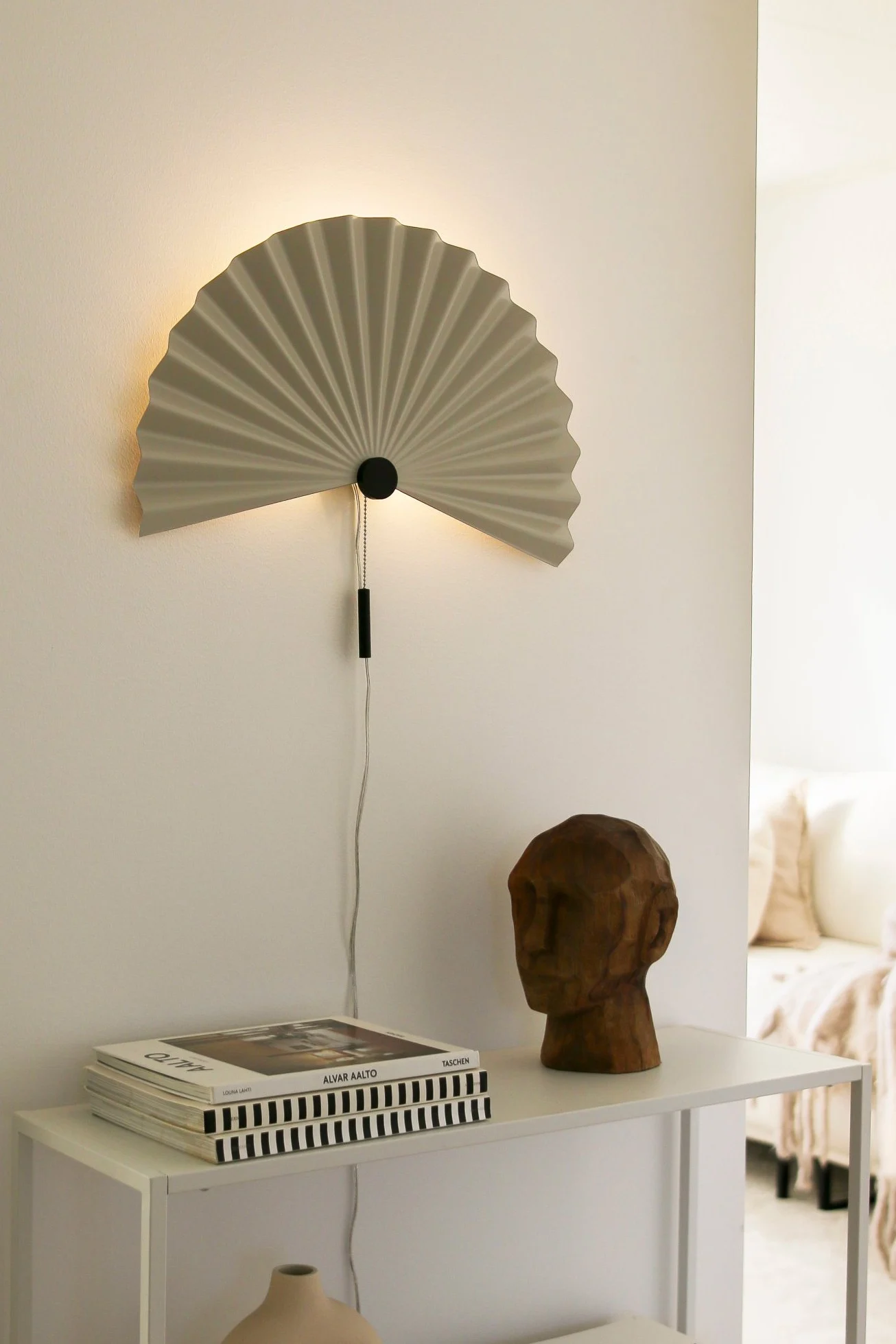 Zen vägglampa från Globen Lighting är ett tips på en trendig lampa med plisserad lampskärm i inredningsstilen Japandi, som du kan inreda din hall med.