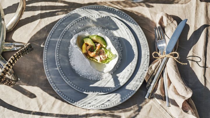 Romantiskt, grått porslin från Scandi Living med förrätt serverad i ostronformad skål på bädd av havssalt. 