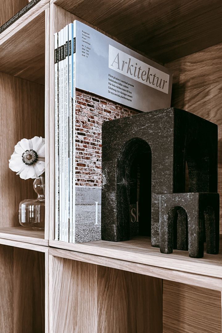 Inreda bokhyllan snyggt - inspiration hemma hos Anela Tahirovic @arkihem där bokstöden i tre delar från Gejst är perfekt att styla din bokhylla med.