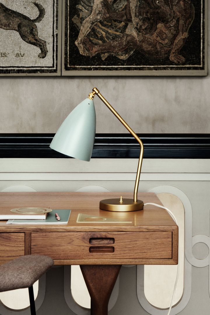 Lys upp din vardag med Gräshoppa bordslampa i blågrå som är ett belysningstips för hemmet från ikoniska GUBI.