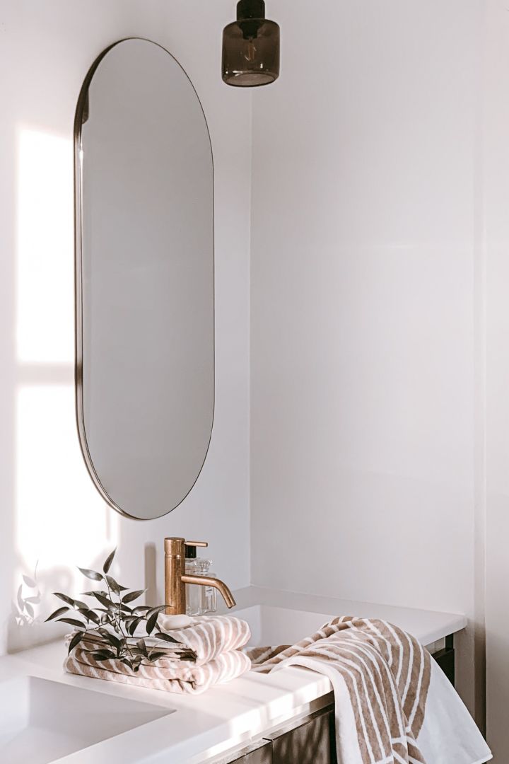 Inred med speglar för ett lyxigt hem - här är Walls spegel från House Doctor i @arkihems hus som ger ditt badrum en trendigt känsla.