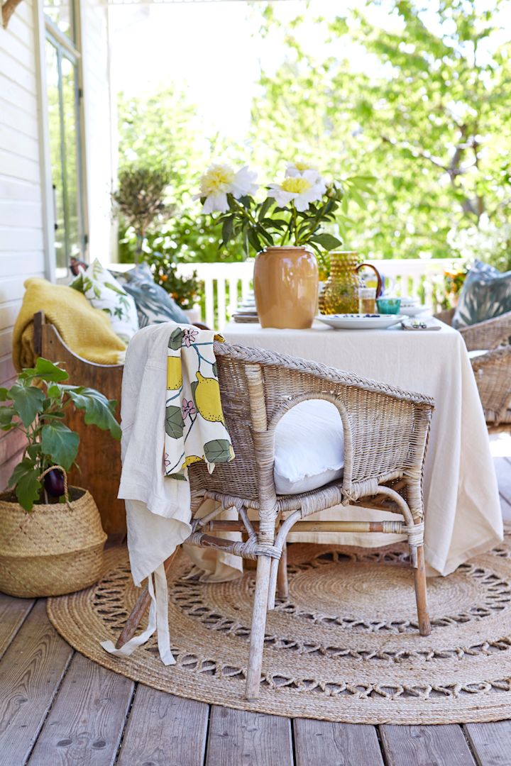 En ombonad känsla har skapats på sommarlunchen med hjälp av en rund matta under bordet. 