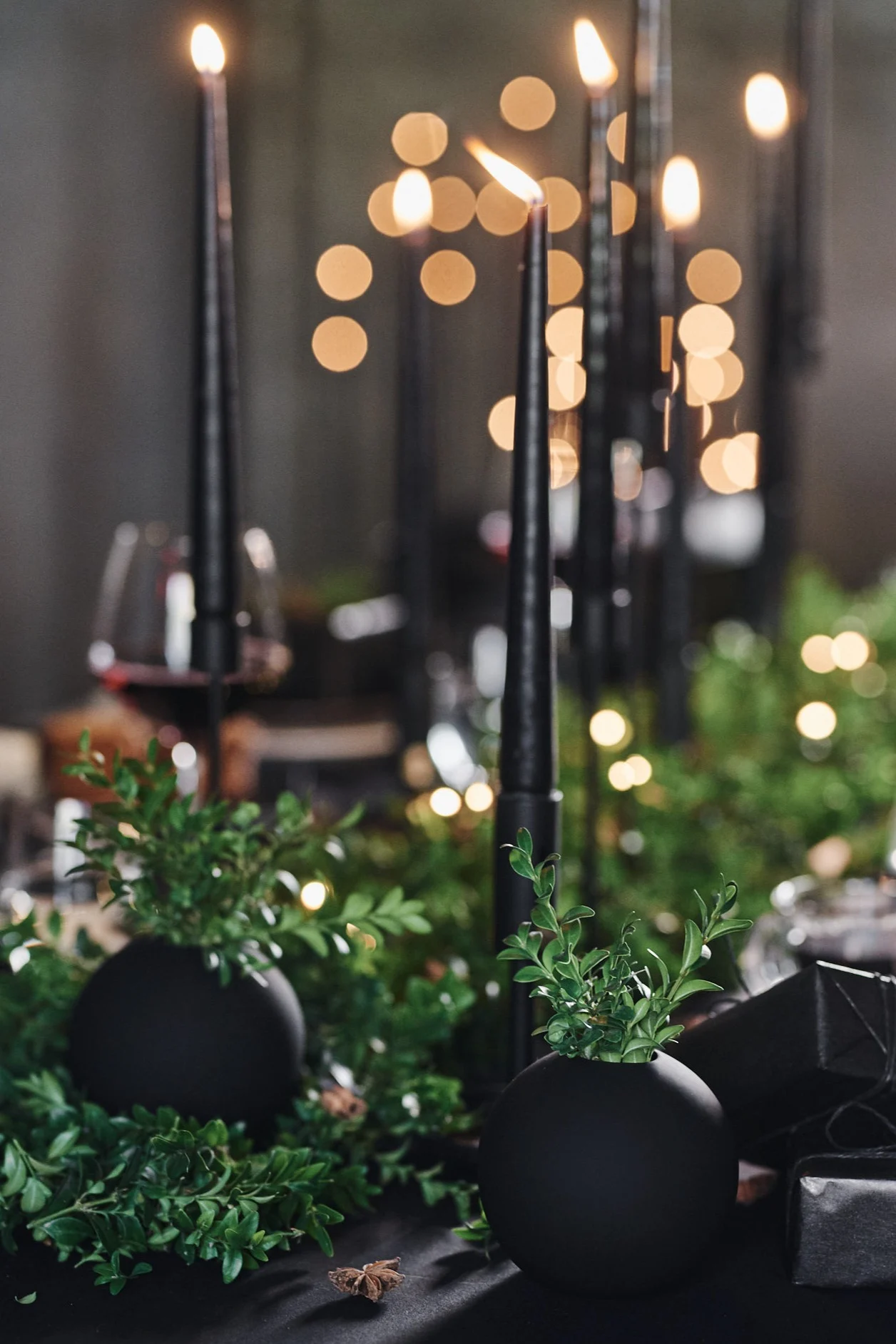 Cooee Design Ball vas svart liten där fång med buxbom huserar på juldukningen.