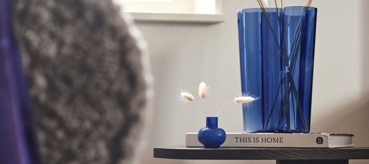 Inred med Mini vas från Marimekko och Alvar Aalto vas från Iittala i trendfärgen koboltblå som är en av höstens inredningstrender 2022.
