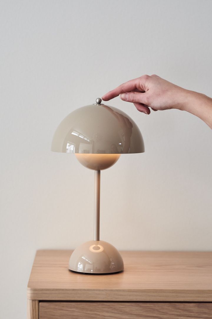 Förnya ditt hem med trendiga lampor - här ser du Flowerpot VP9 &Tradition i beige som är portabel.