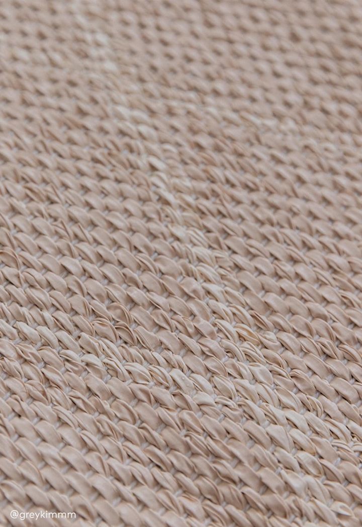 Välj rätt matta genom vår mattguide. Här ser du en närbild på Peak plastmatta i färgen nude beige från Scandi Living som ger ditt hem en ombonad känsla. Foto: @greykimmm