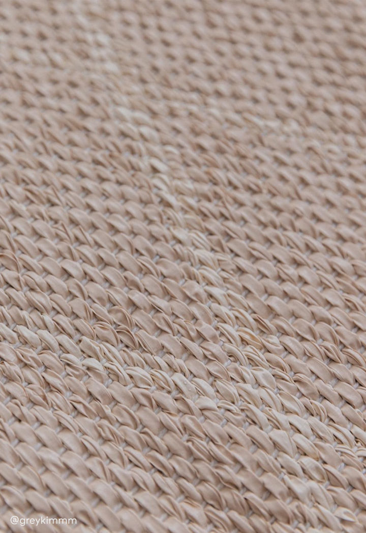 Välj rätt matta genom vår mattguide. Här ser du en närbild på Peak plastmatta i färgen nude beige från Scandi Living som ger ditt hem en ombonad känsla. Foto: @greykimmm