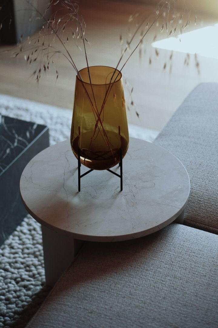 Echassé vas i bruntonat glas från Menu med skir kvist passar perfekt för inredning i japandi-stil.