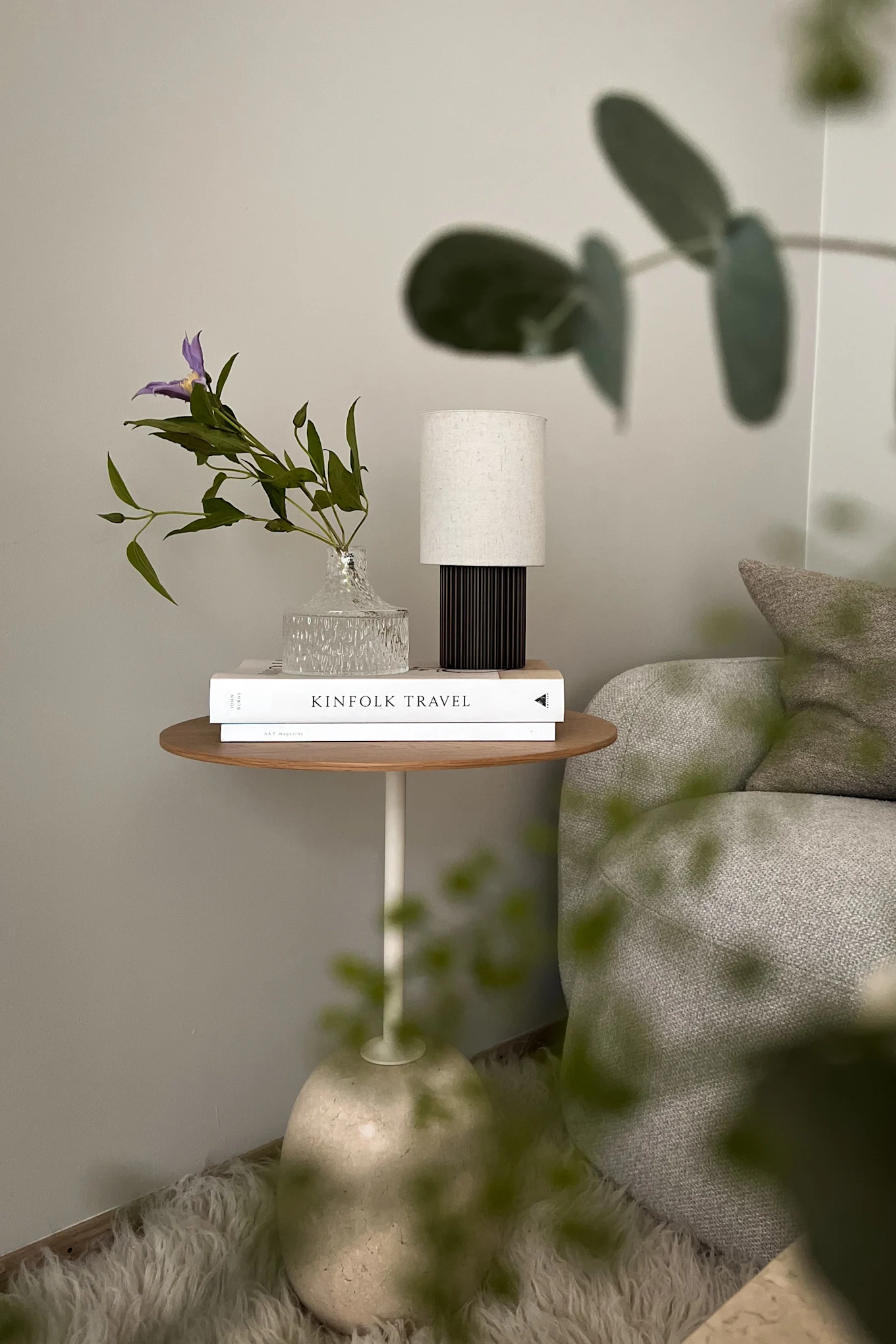 Norska influencern Helene Wold @villanyhus har dekorerat &Tradition sidobord i vitt och ljust trä med Skrufs vas med blommor i och portabel bordslampa.