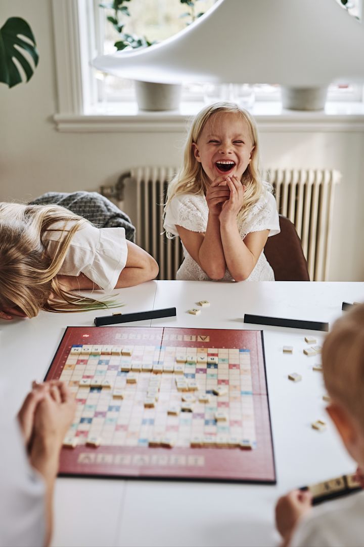 Duka upp för mys- och spelkväll tillsammans med barnen, ett perfekt sätt att fira Alla hjärtans dag på hemma. Servera godsaker i olika skålar & låt det roliga börja!