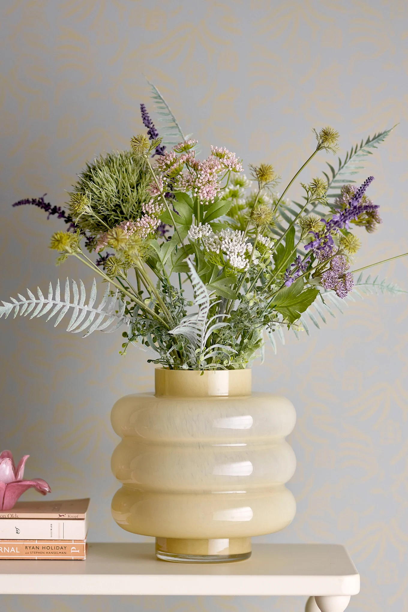 En gul vas som speglar en av de ledande färgtrenderna inom inredning 2026.