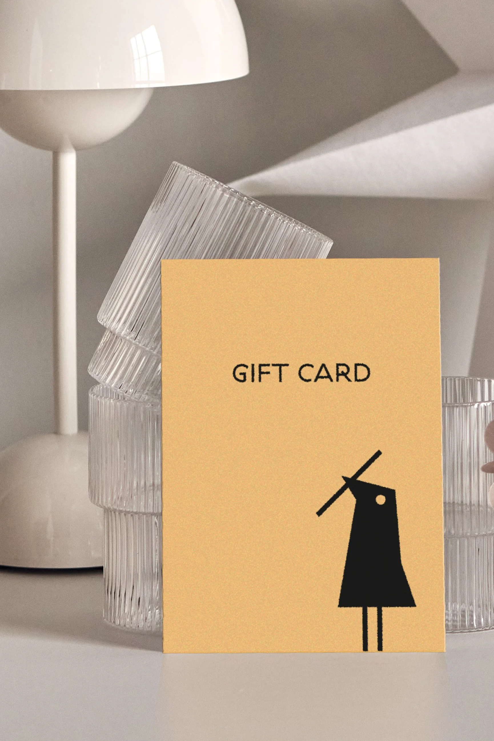 Presentkort på Nordic Nest, stående bredvid en skultur och en lampa. 