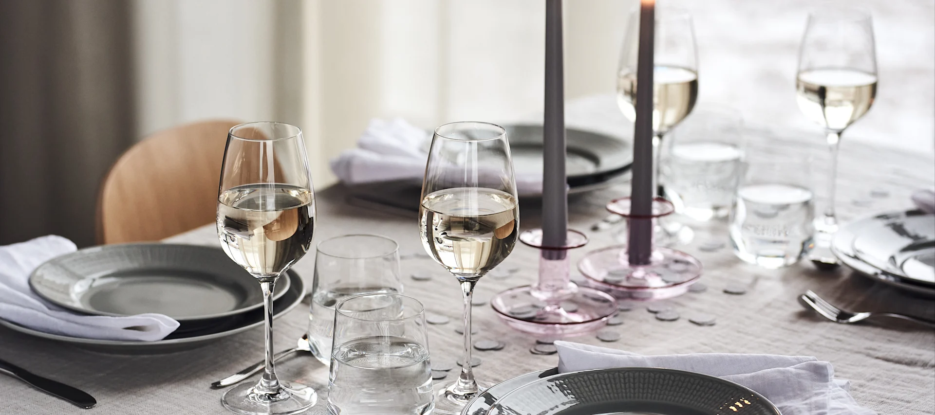 Lyckas med din nyårsfest med festliga dekorationer som dessa snygga Flare ljusstakar från HAY och Karlevi vinglas från Scandi Living.