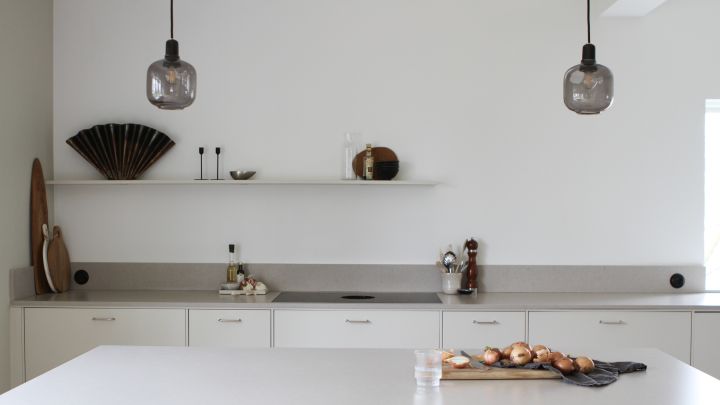 Stilrent nyrenoverat kök i beigea och gråa toner hemma hos influencern Moe of Sweden från Instagram.