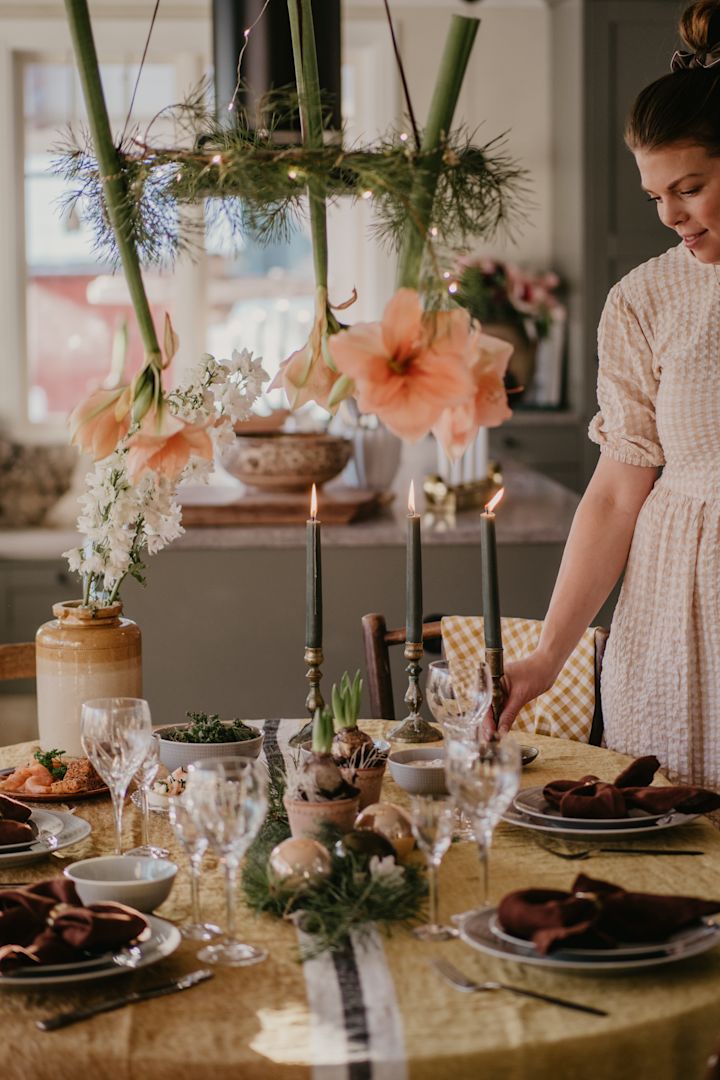 Skapa vackra festdukningar genom stilrent Swedish Grace porslin från Rörstrand tillsammans med linneservetter från Ferm Living. Foto: @snickargladjen