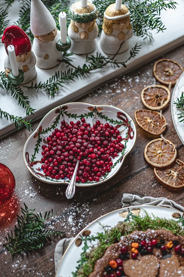 Rårörda lingon serverade ur ett Star Fluted Christmas fat från Royal Copenhagen hemma hos Hannes Mauritzson. 