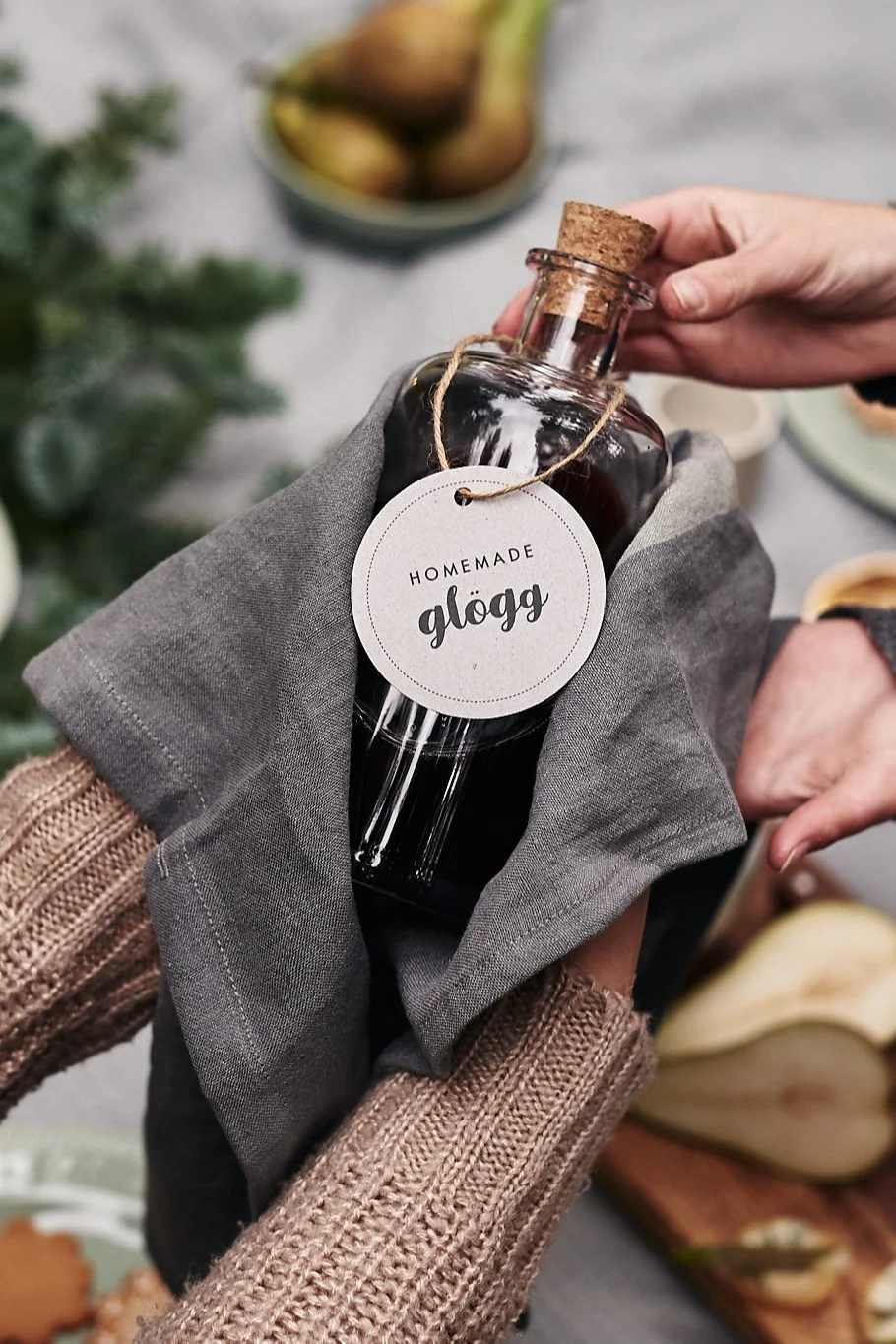 Snapskaraff från Sagaform fylld med hemgjord glögg blir en personlig julklapp att ge. 