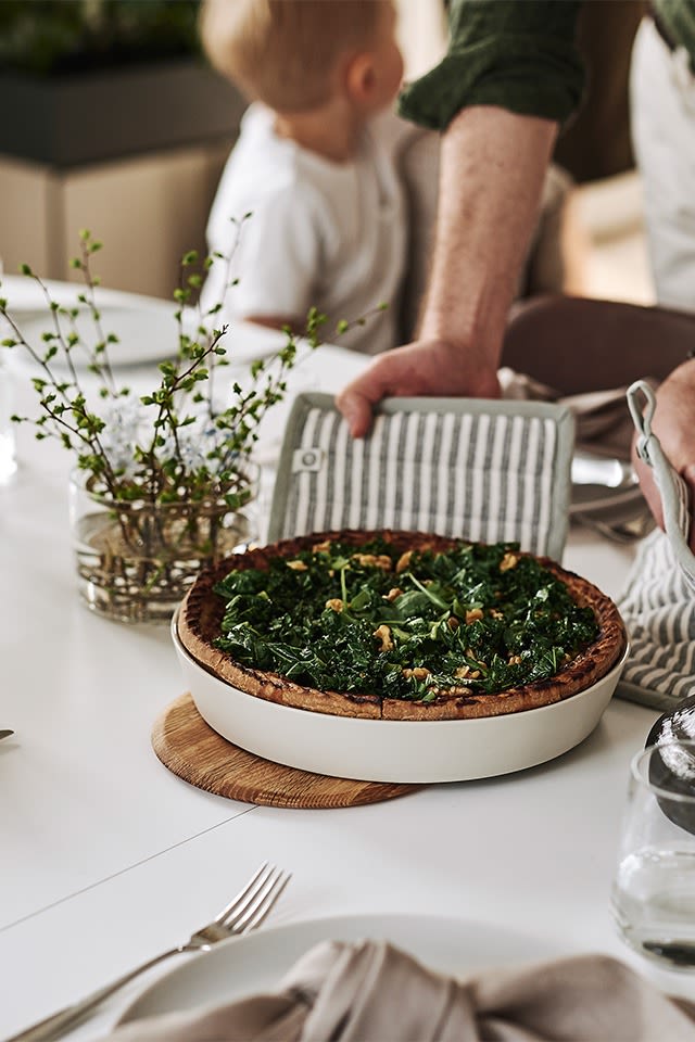 Bjud på enkel mat som grönkålspaj och servera ur ERNST ugnsform direkt på bordet för avslappnad stämning på festen. 