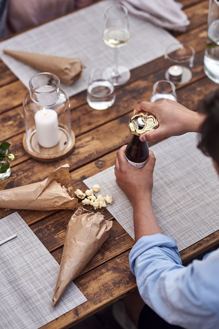 Tips för studentfest-dekoration – popcornstrutar av vaxat papper fyllda med popcorn!