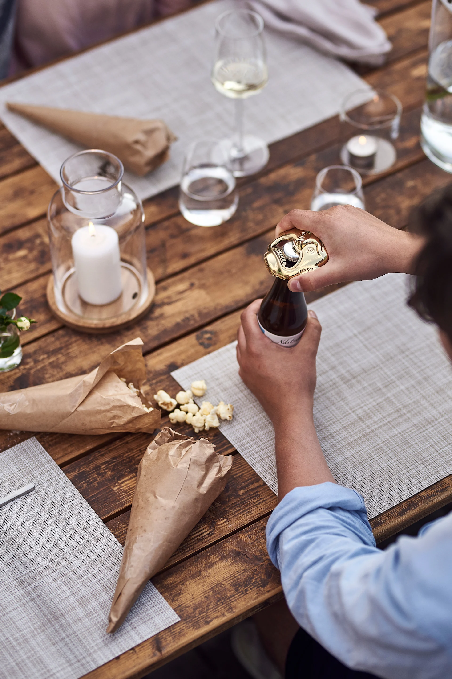 Tips för studentfest-dekoration – popcornstrutar av vaxat papper fyllda med popcorn!