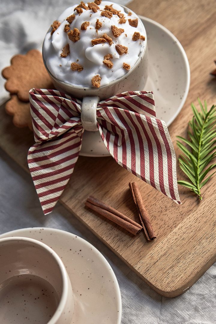 Bjud på enkel juldrink med kanel, kaffe, pepparkaka i Freckle kopp från Scandi Living tillsammans med Lines servett från Cooee Design i form av en rosett.