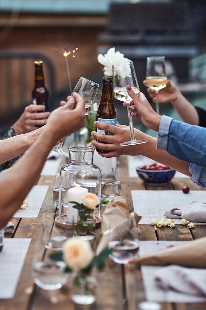 Tomtebloss sprider en festlig och mysig stämning på sommarfesten medan sällskapet skålar. 