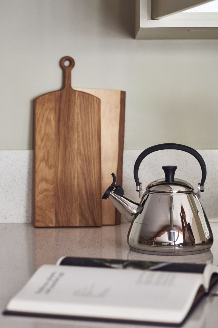 Organisera hemma – ett tips är att låta mest vanliga saker som skärbrädor stå framme på köksbänken som i bild.