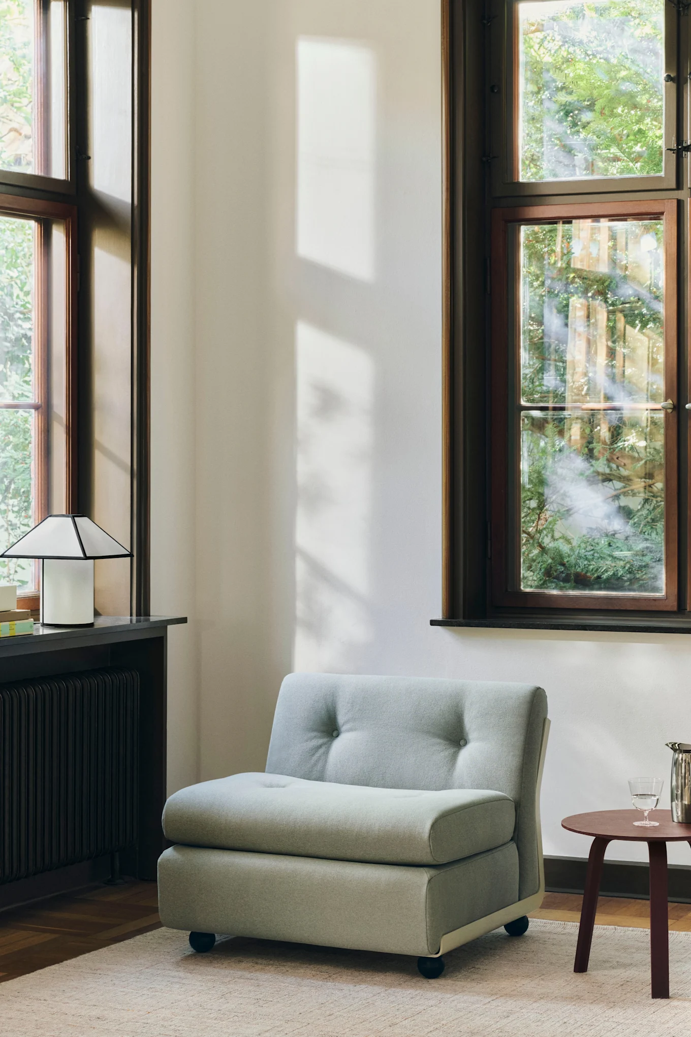 En rund soffmodul som står i ett rum med stora fönster som visar på inredningstrenderna 2026.