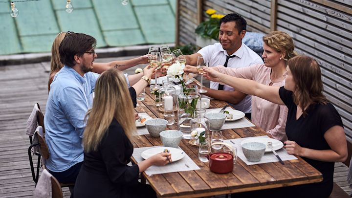 Sällskapet skålar för sommarfesten med Essence glas från Iittala medan sushi avnjuts på vita 24h tallrikar från Arabia. 